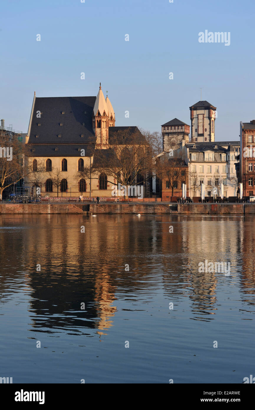 Allemagne, Hesse, Frankfurt am Main, les berges de la rivière Main avec St-Leonhartskirche Banque D'Images