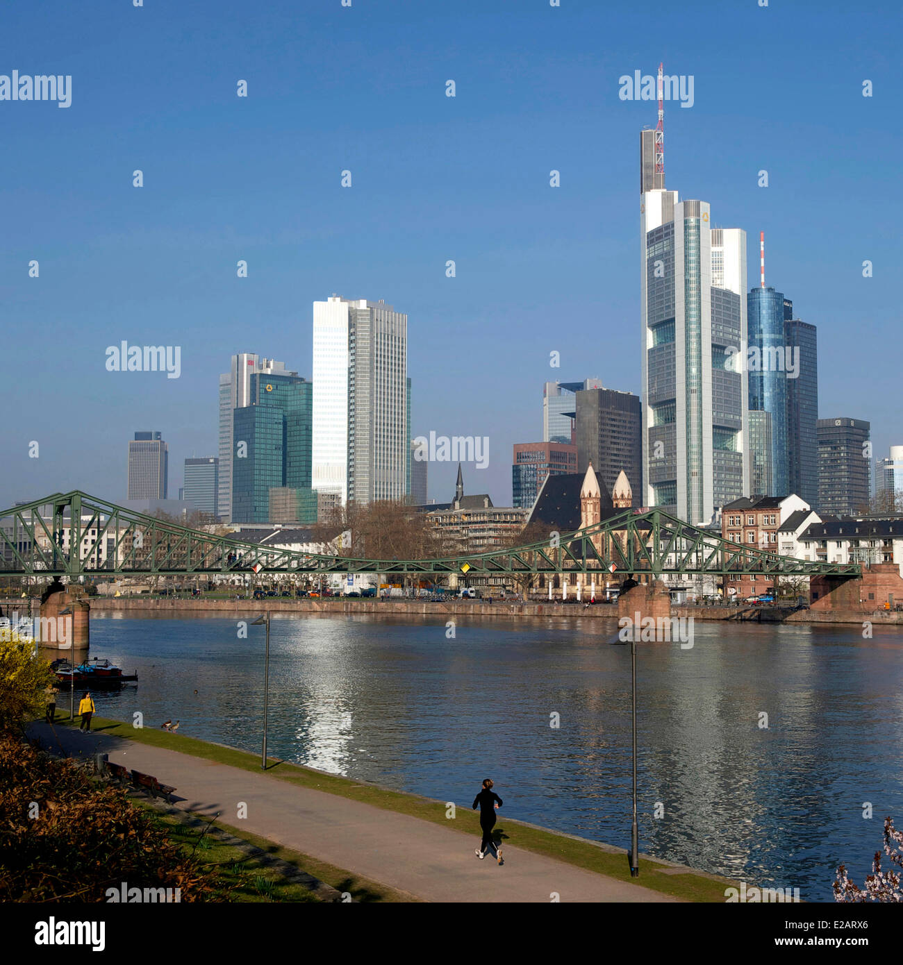 Allemagne, Hesse, Frankfurt am Main, les berges de la rivière Main et skyline Banque D'Images