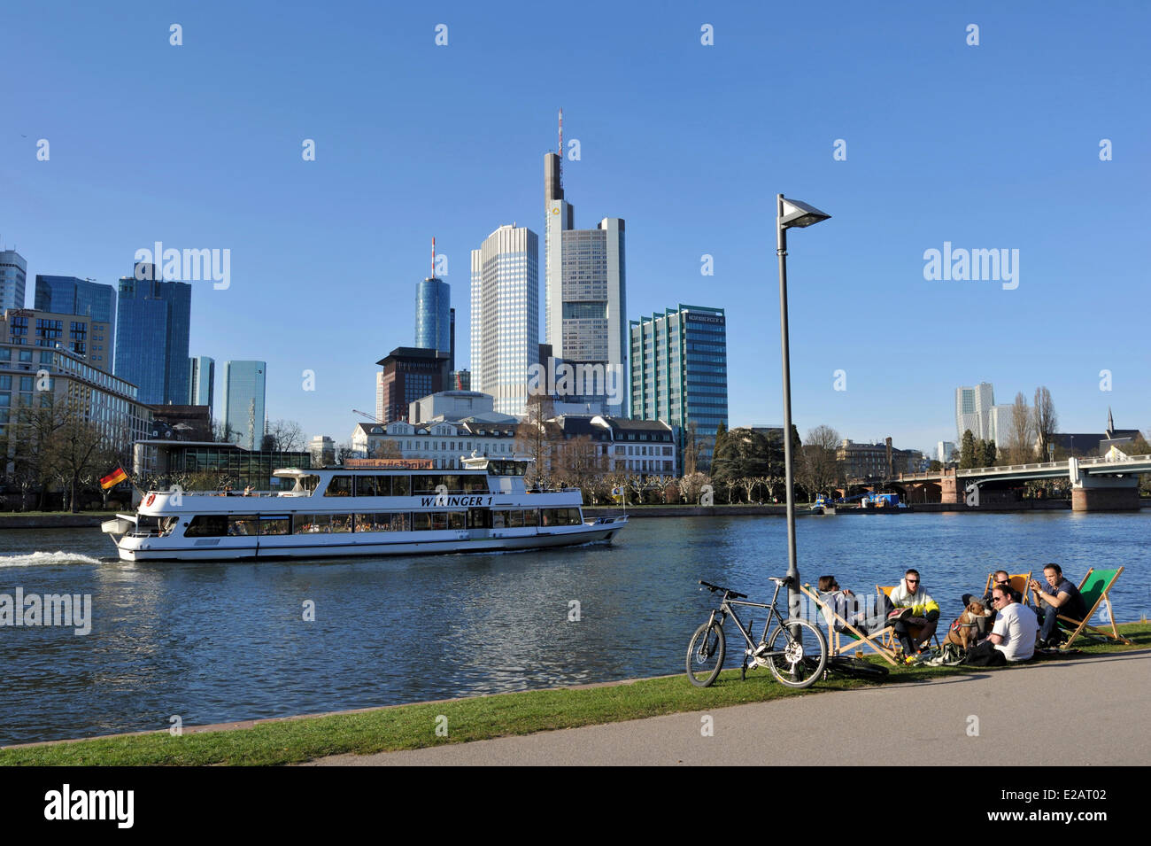 Allemagne, Hesse, Frankfurt am Main, les berges de la rivière Main et skyline Banque D'Images
