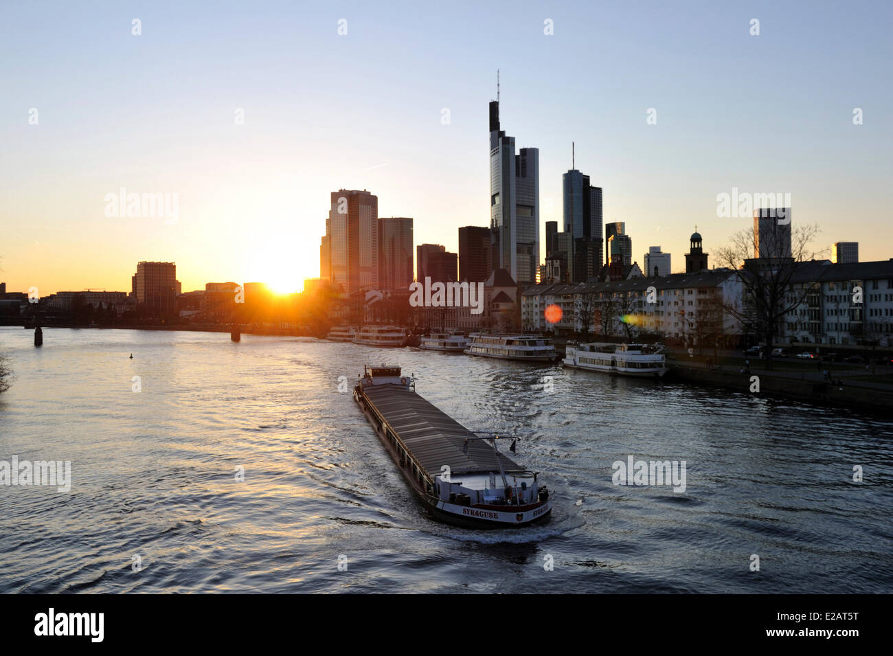 Allemagne, Hesse, Frankfurt am Main, vue sur rivière Main avec skyline Banque D'Images