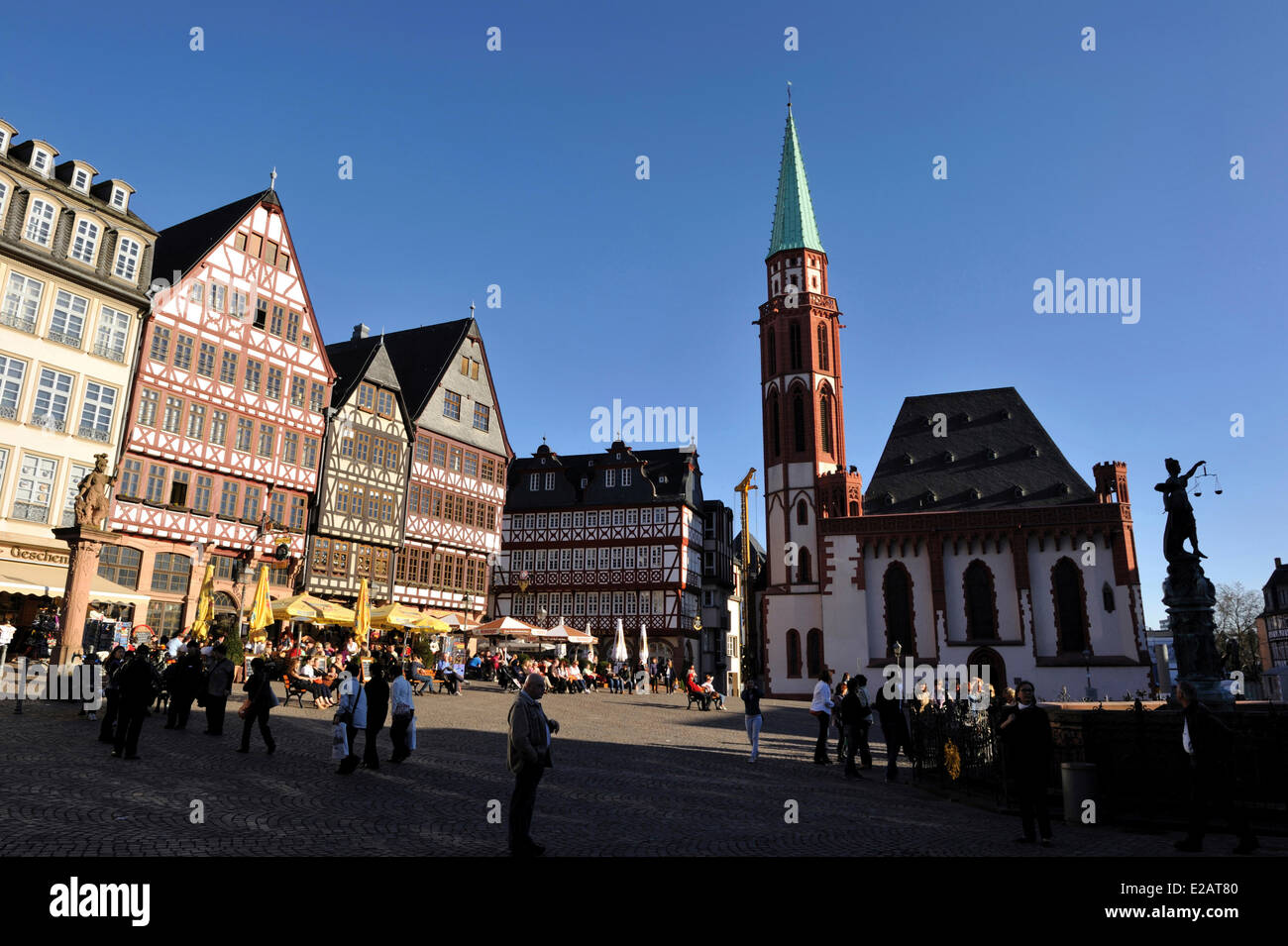 Allemagne, Hesse, Frankfurt am Main, Roemerberg (Römerberg) carré avec Nicolaikirche Banque D'Images