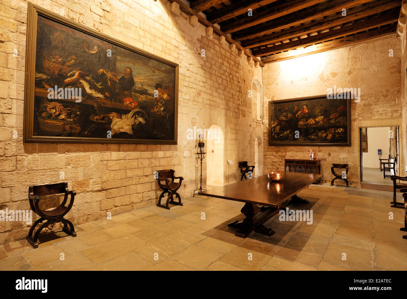 L'Espagne, Îles Baléares, Majorque, Palma, Palais Royal de l'Almudaina, table et chaises dans une salle du Palais Royal Banque D'Images