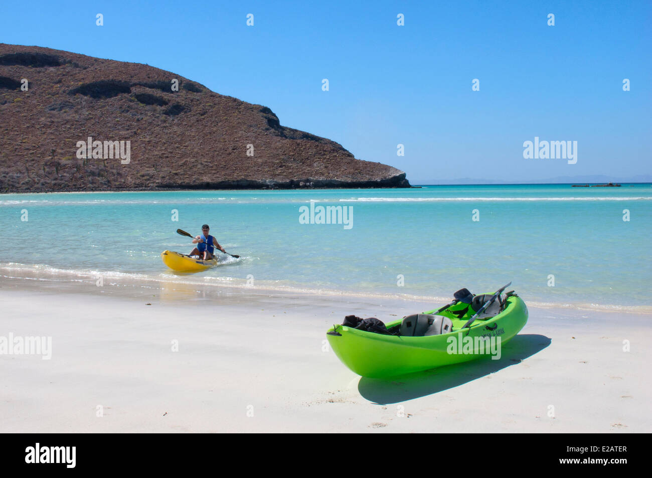 Le Mexique, l'État de Baja California Sur, Mer de Cortez, inscrite au Patrimoine Mondial de l'UNESCO, Péninsule de Pichilingue, kayak de mer Banque D'Images