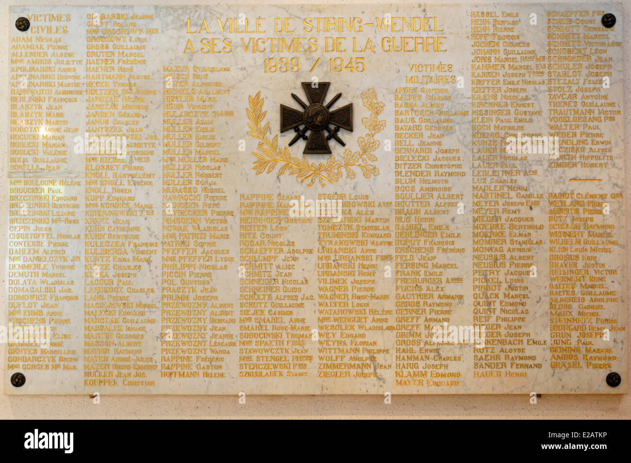 France, Moselle, Wendel sous agitation, l'hôtel de ville, une plaque commémorant les victimes de la Seconde Guerre mondiale Banque D'Images