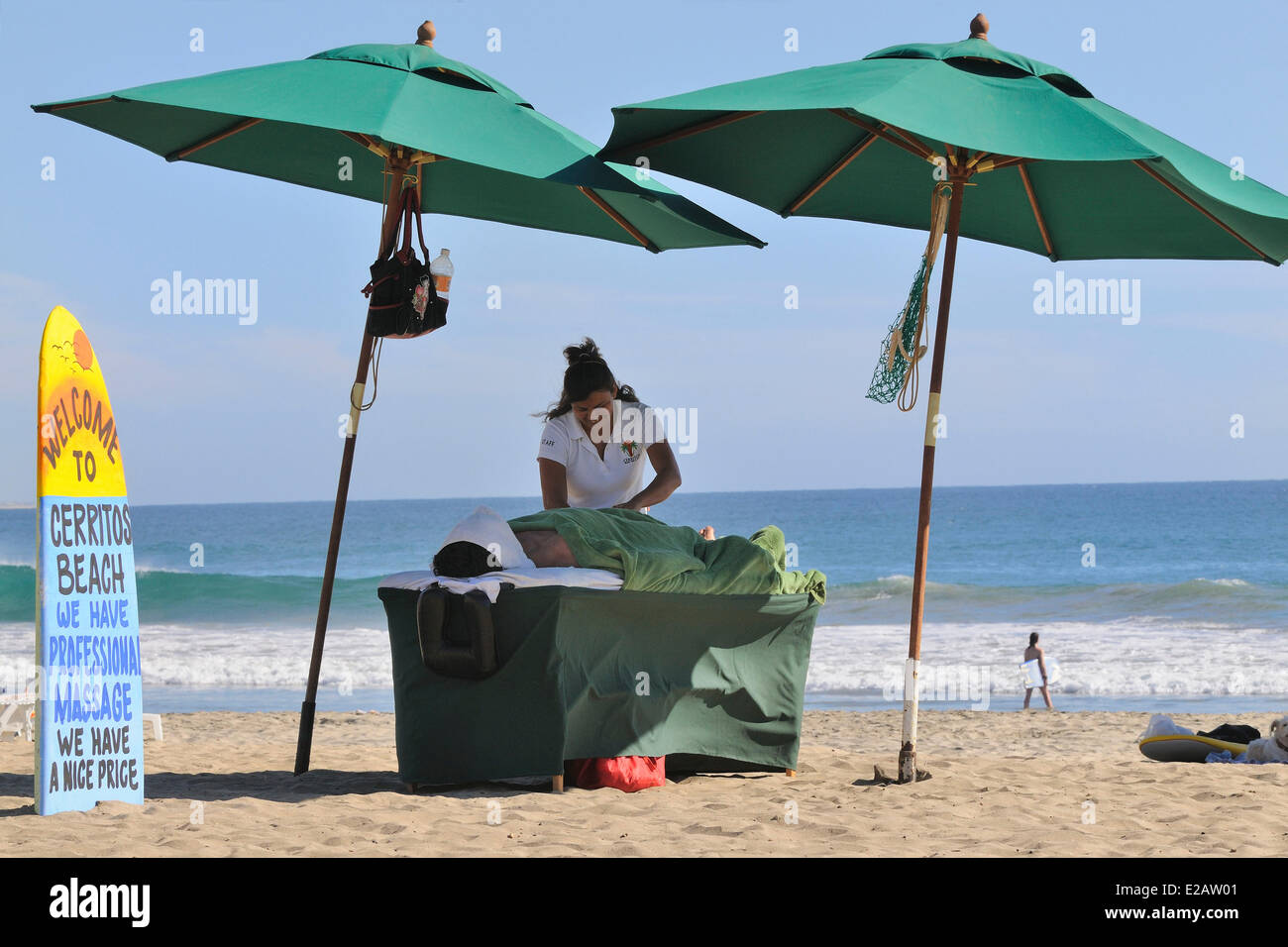 Le Mexique, l'État de Baja California Sur, région Todos Santos, plage de Los Cerritos, masseur au travail Banque D'Images