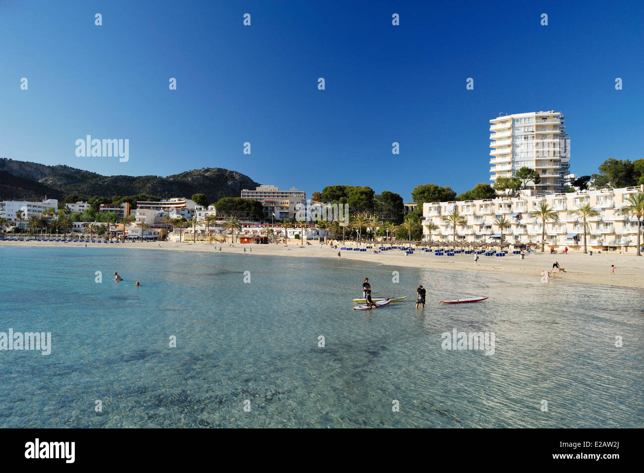 L'Espagne, Îles Baléares, Mallorca, Peguera, plage avec l'eau transparente Banque D'Images
