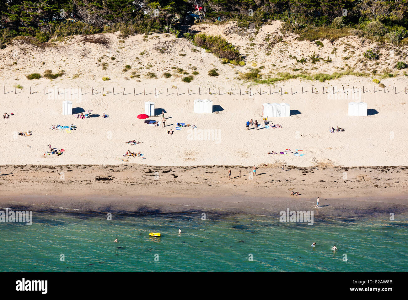 France, Charente Maritime, Ile de Ré, La Couarde sur Mer, cabines de plage sur Peu Ragot plage (vue aérienne) Banque D'Images