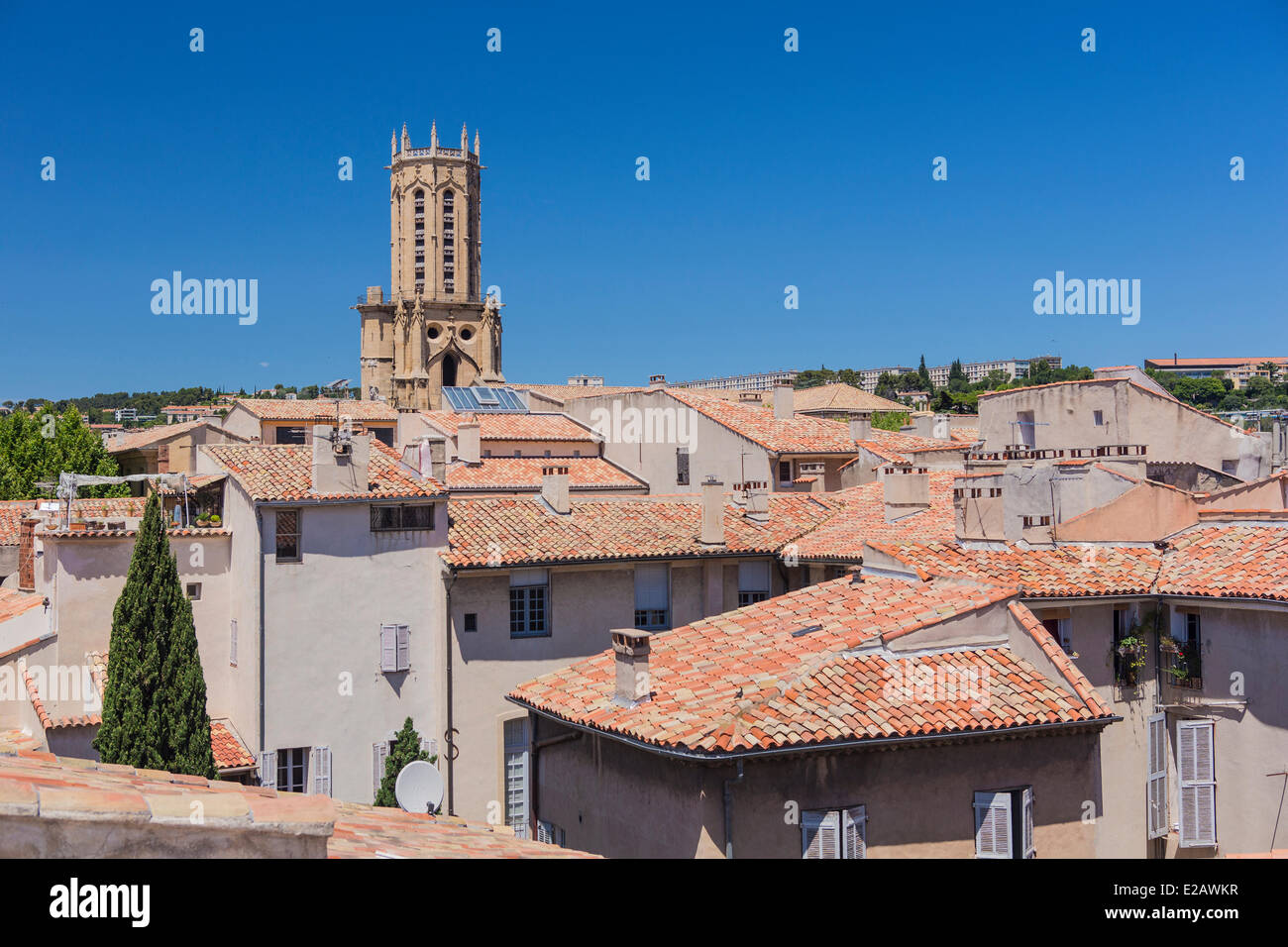 France, Bouches du Rhone, Aix en Provence, les toits et la cathédrale Saint Sauveur Banque D'Images
