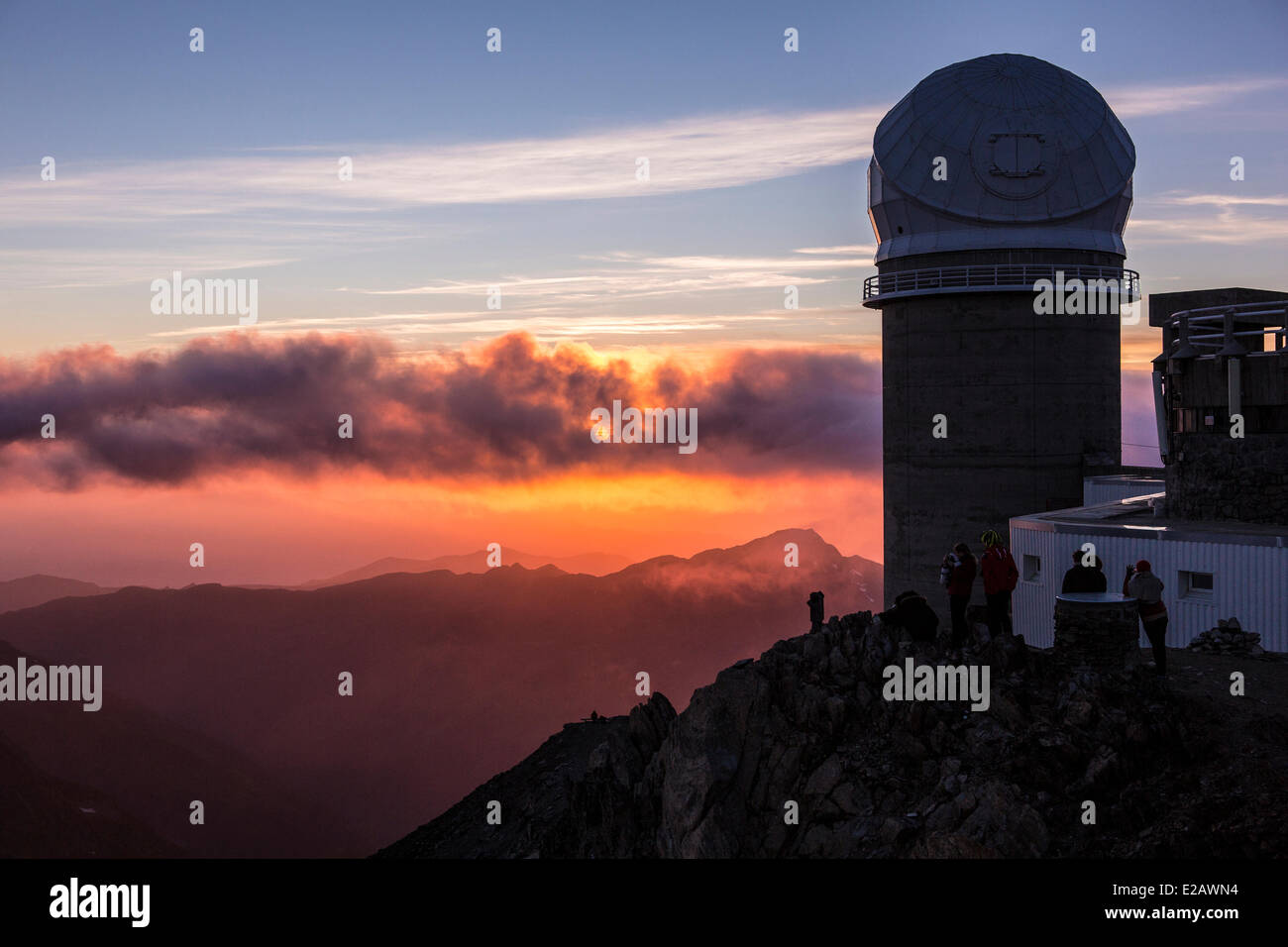 France, Hautes Pyrénées, Bagnères de Bigorre, La Mongie, Pic du Midi (2877m), le dôme du télescope TBL ou télescope Banque D'Images