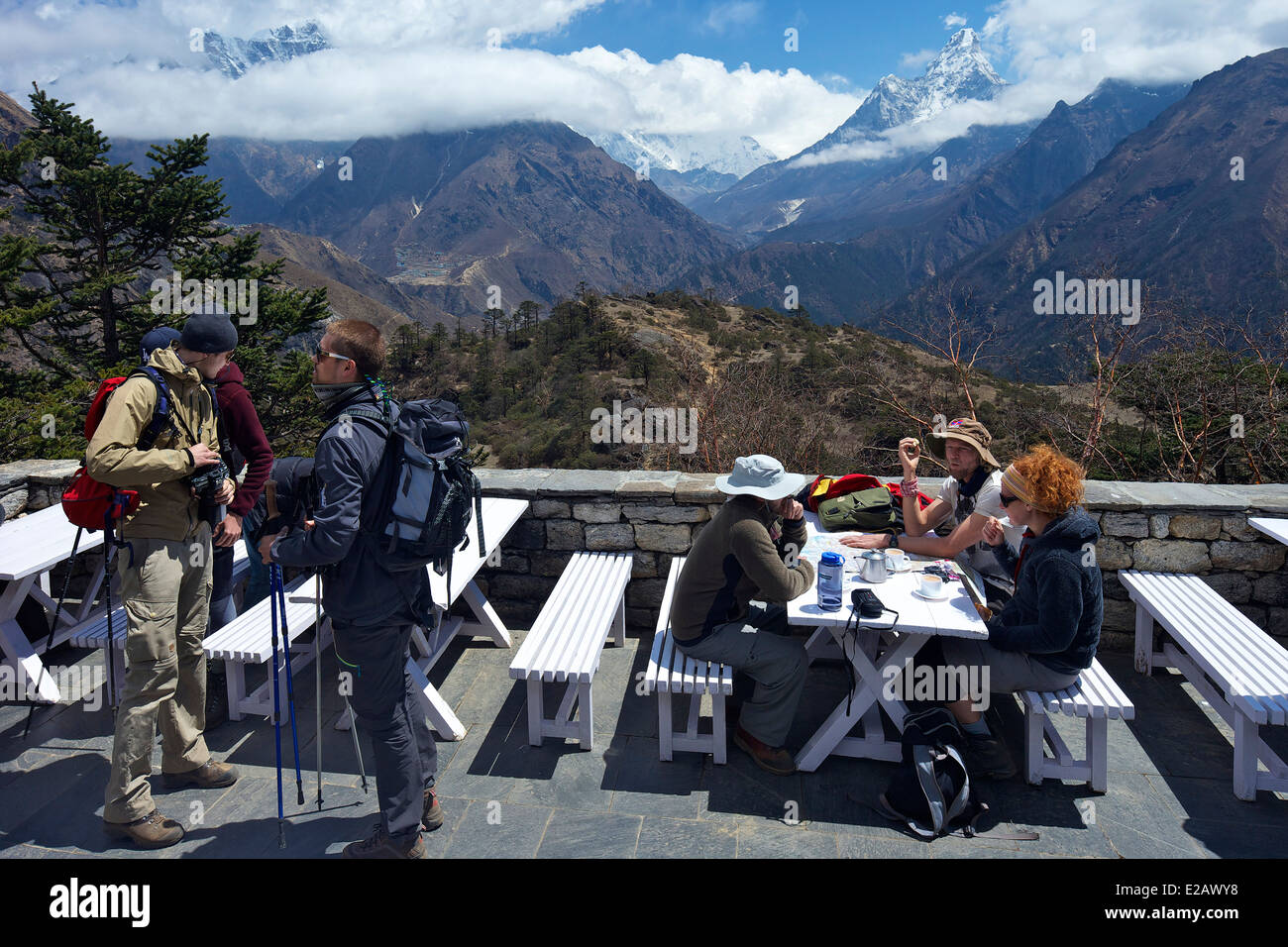 Les randonneurs à l'Everest View Hotel, parc national de Sagarmatha (Népal, Asie Banque D'Images