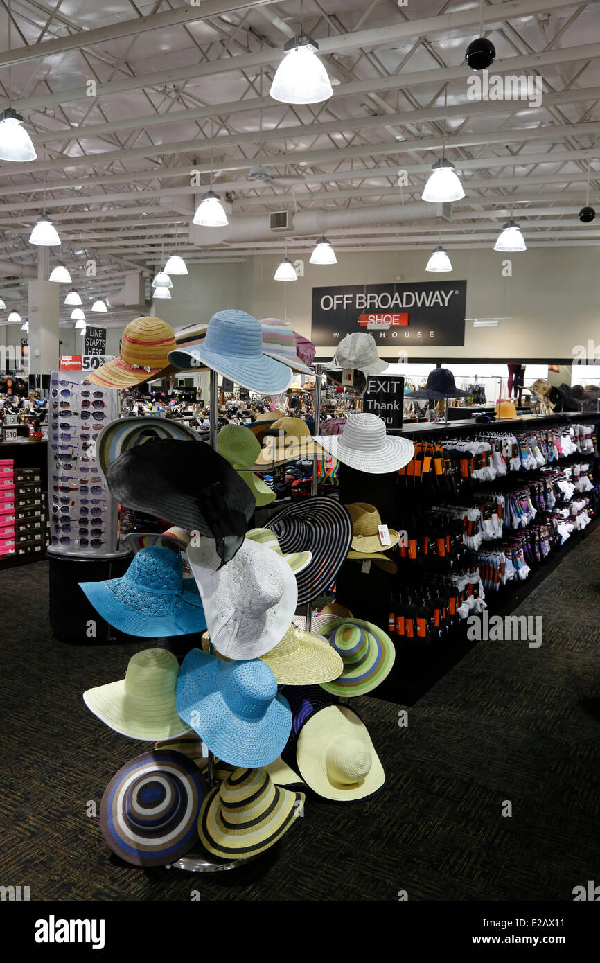 United States, California, Los Angeles, Hollywood Boulevard la nuit, chaussures géant store Off Broadway Banque D'Images