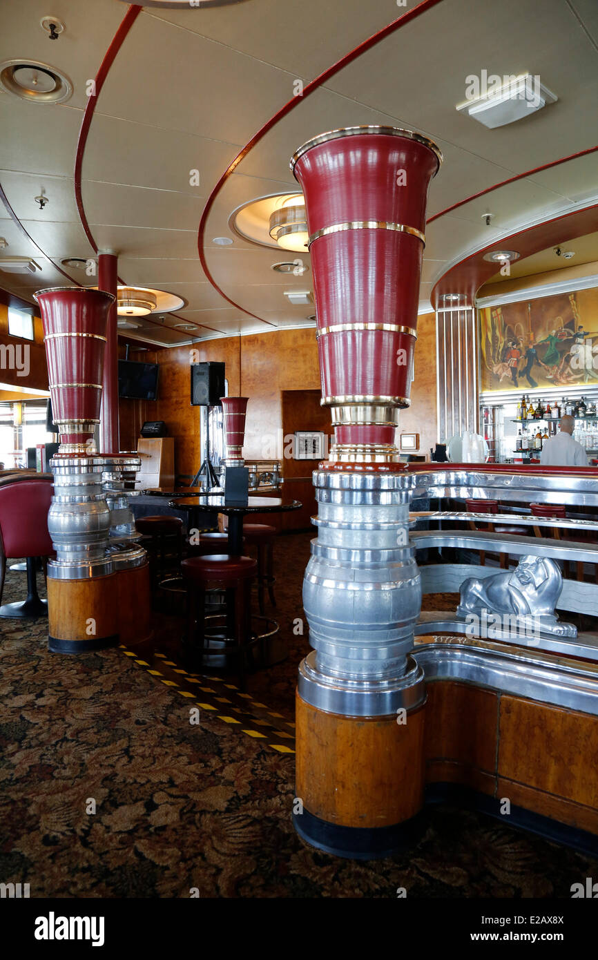 United States, California, Los Angeles, Long Beach, le navire de croisière Queen Mary maintenant un musée et l'hôtel, bar de l'observation et l'Art Banque D'Images