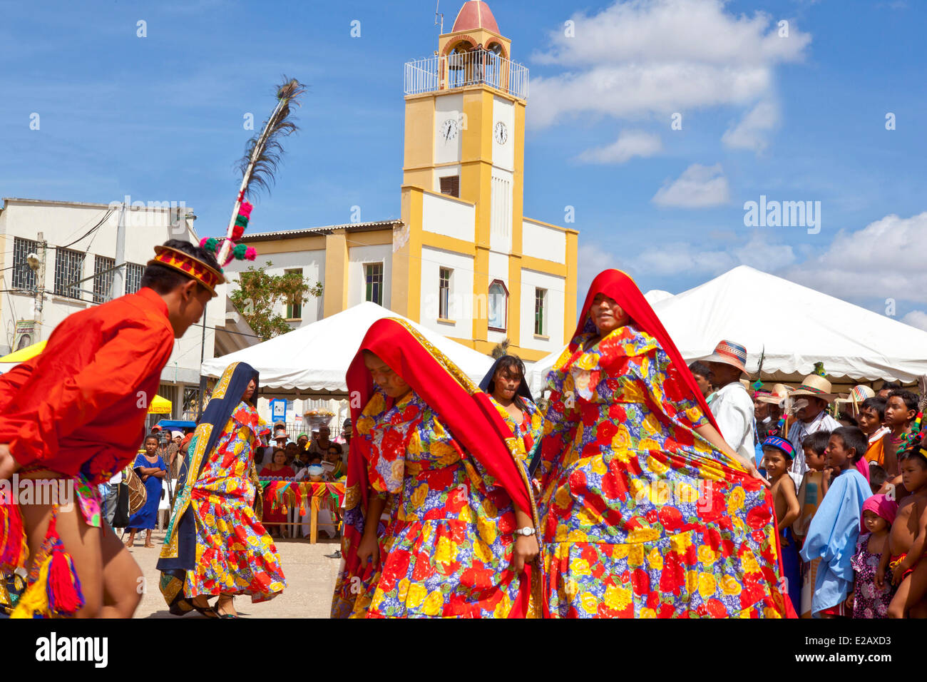 La Colombie, le Département de la Guajira, Uribia, danseurs sur la place centrale, au cours de la festival culturel annuel du peuple Wayuu Banque D'Images