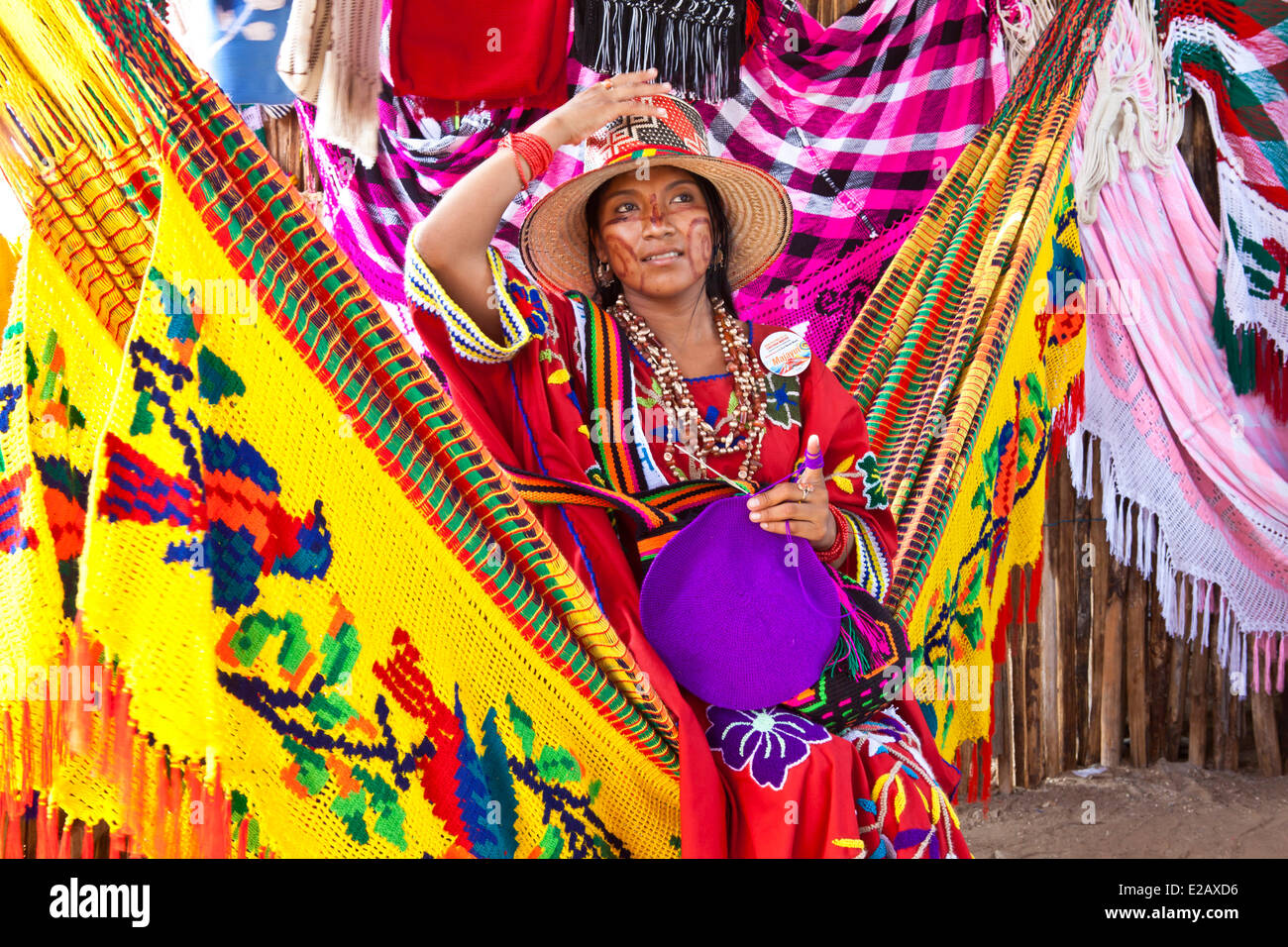 La Colombie, le Département de la Guajira, Uribia, candidat à l'élection de l'Majayut de Oro, la jeune femme d'or, lumineux et Banque D'Images