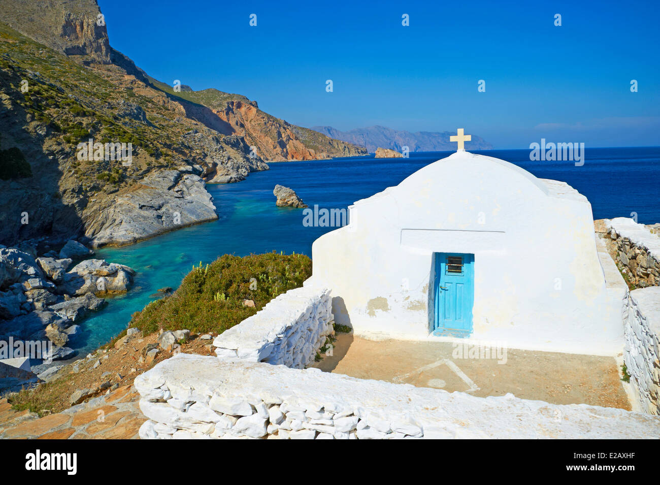 La Grèce, Cyclades, Amorgos Island, de la plage et de l'église Agia Anna Banque D'Images