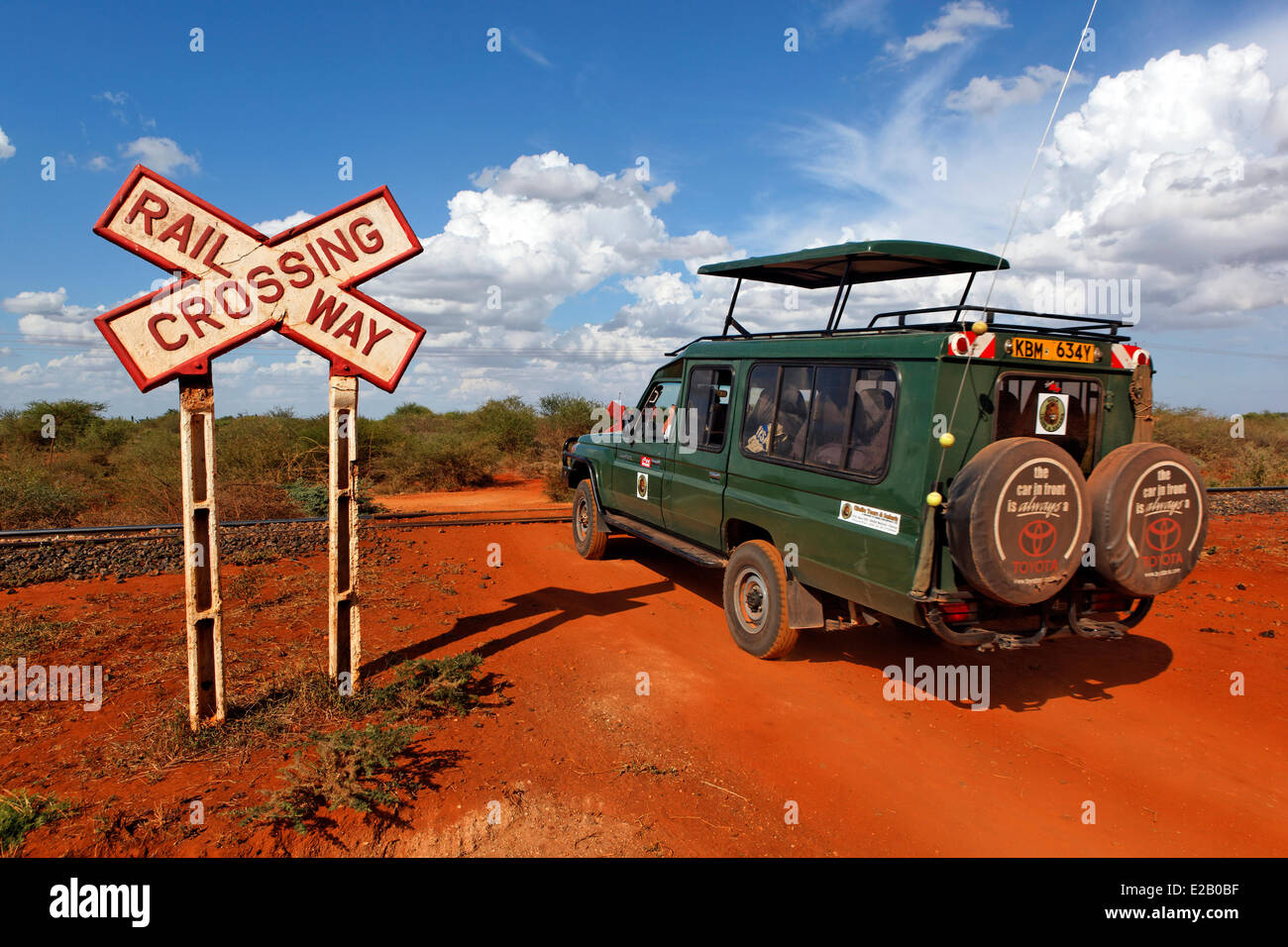 Au Kenya, le parc national de Tsavo Est, Land Cruiser crossing a railroad Banque D'Images