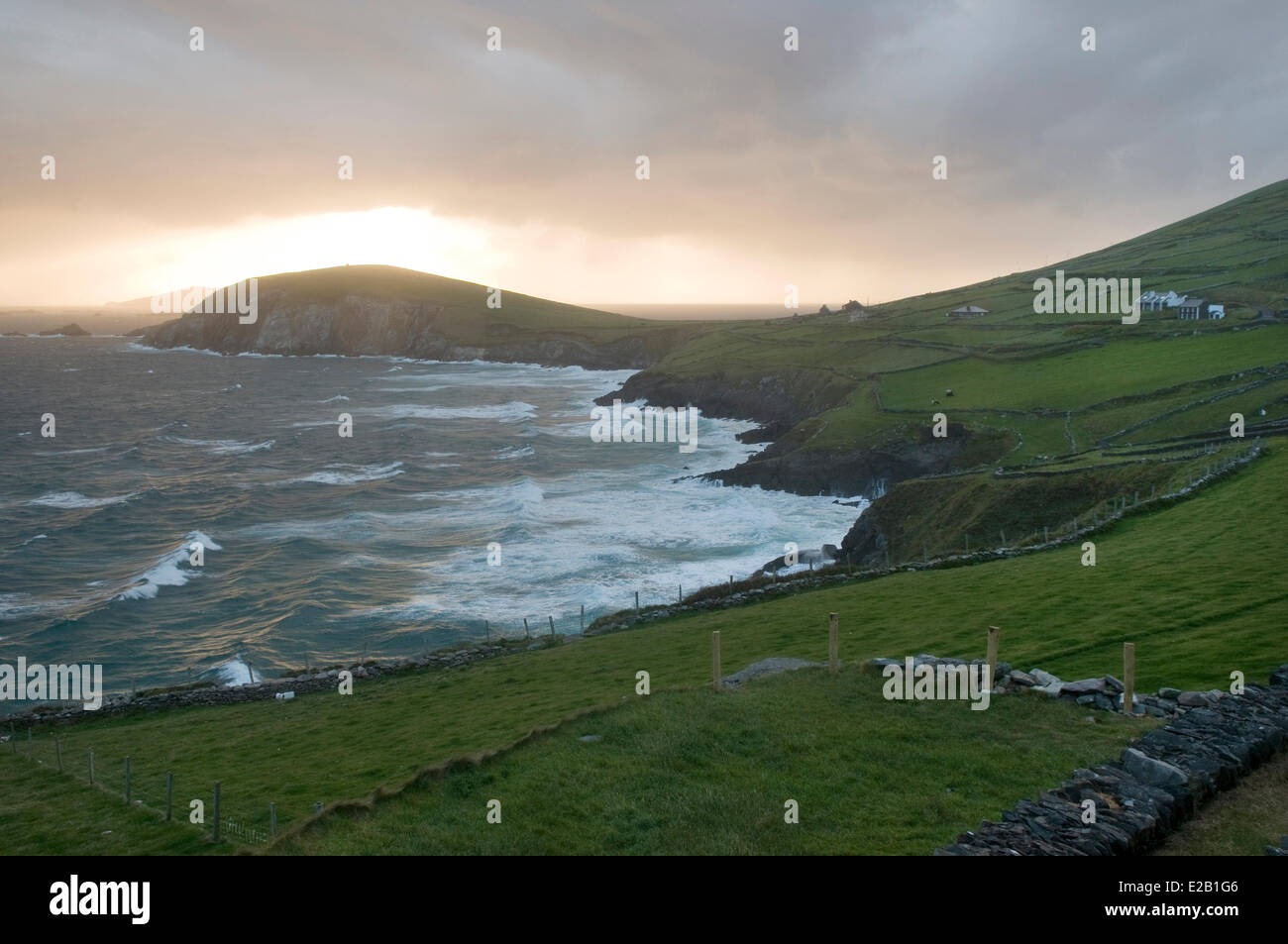 L'Irlande, le comté de Kerry, péninsule de Dingle, tempête et crépuscule sur Slea head Banque D'Images