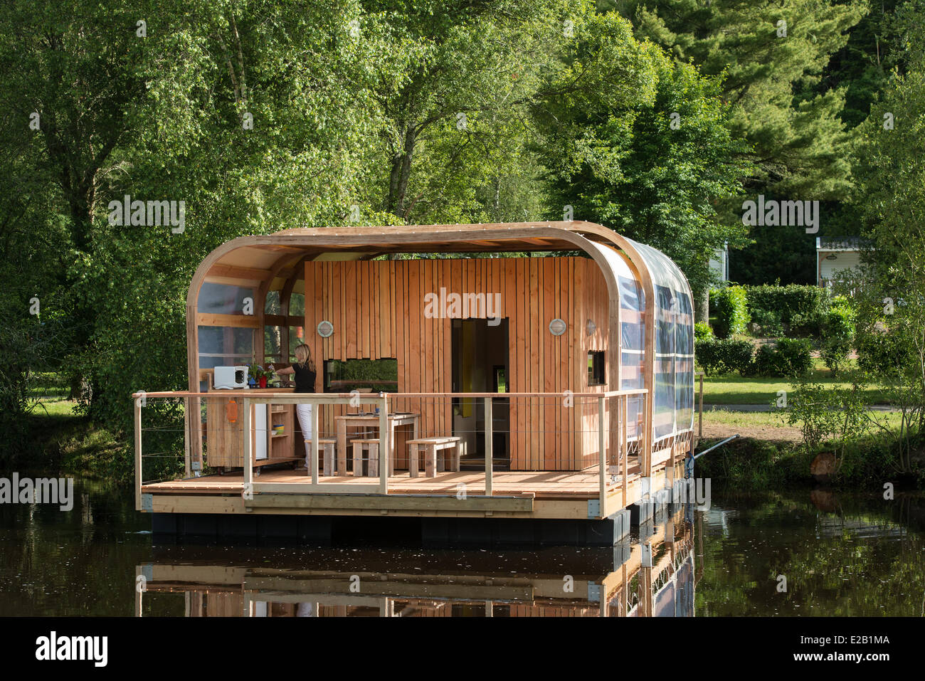 La France, Finistère, Locunole, Le Kevell cabine flottante, logements  touristiques à Ty Nadan Camping Photo Stock - Alamy