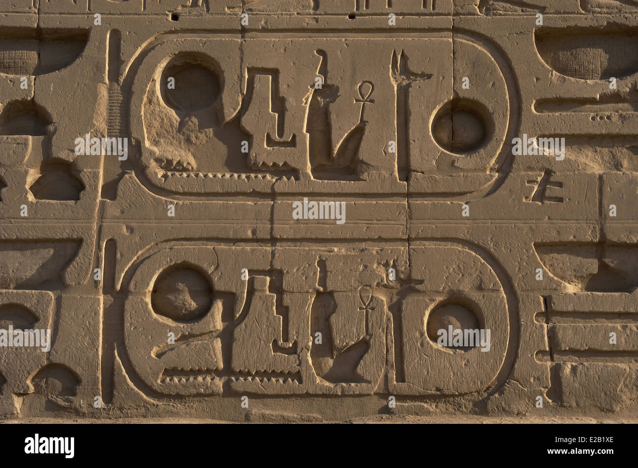 L'art égyptien Le Temple de Karnak complexe. L'écriture hiéroglyphique. Protocole Royal de Ramsès II. Banque D'Images