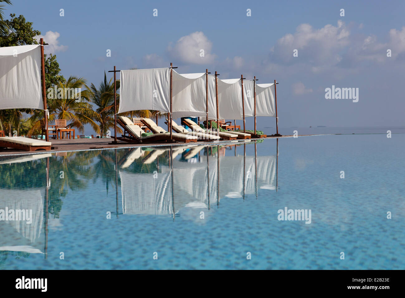 Les Maldives, Kaafu atoll de Malé Nord, l'hôtel Coco Palm Boduhithi, piscine principale Banque D'Images