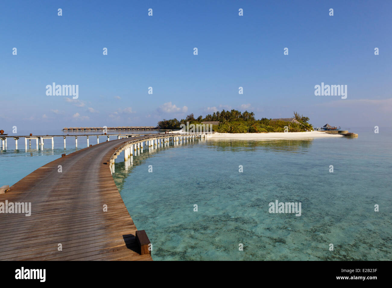 Les Maldives, Kaafu atoll de Malé Nord, le Coco Palm Boduhithi, ponton de l'hôtel Banque D'Images