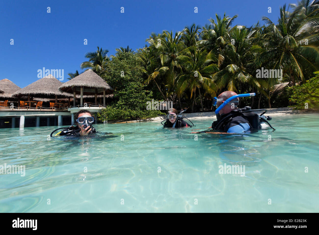 Les Maldives, Kaafu atoll de Malé Nord, l'hôtel Baros, les plongeurs Banque D'Images