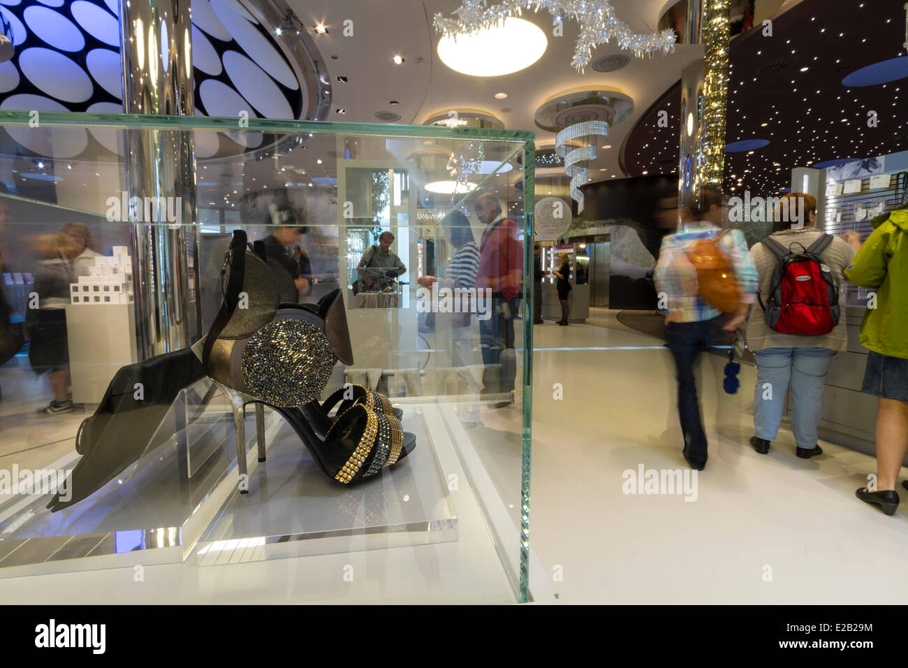 Autriche, Tyrol, Wattens, Swarovski Crystal Worlds, Crystal Stade de Conran  & Partners, le plus grand magasin Swarovski dans le monde Photo Stock -  Alamy