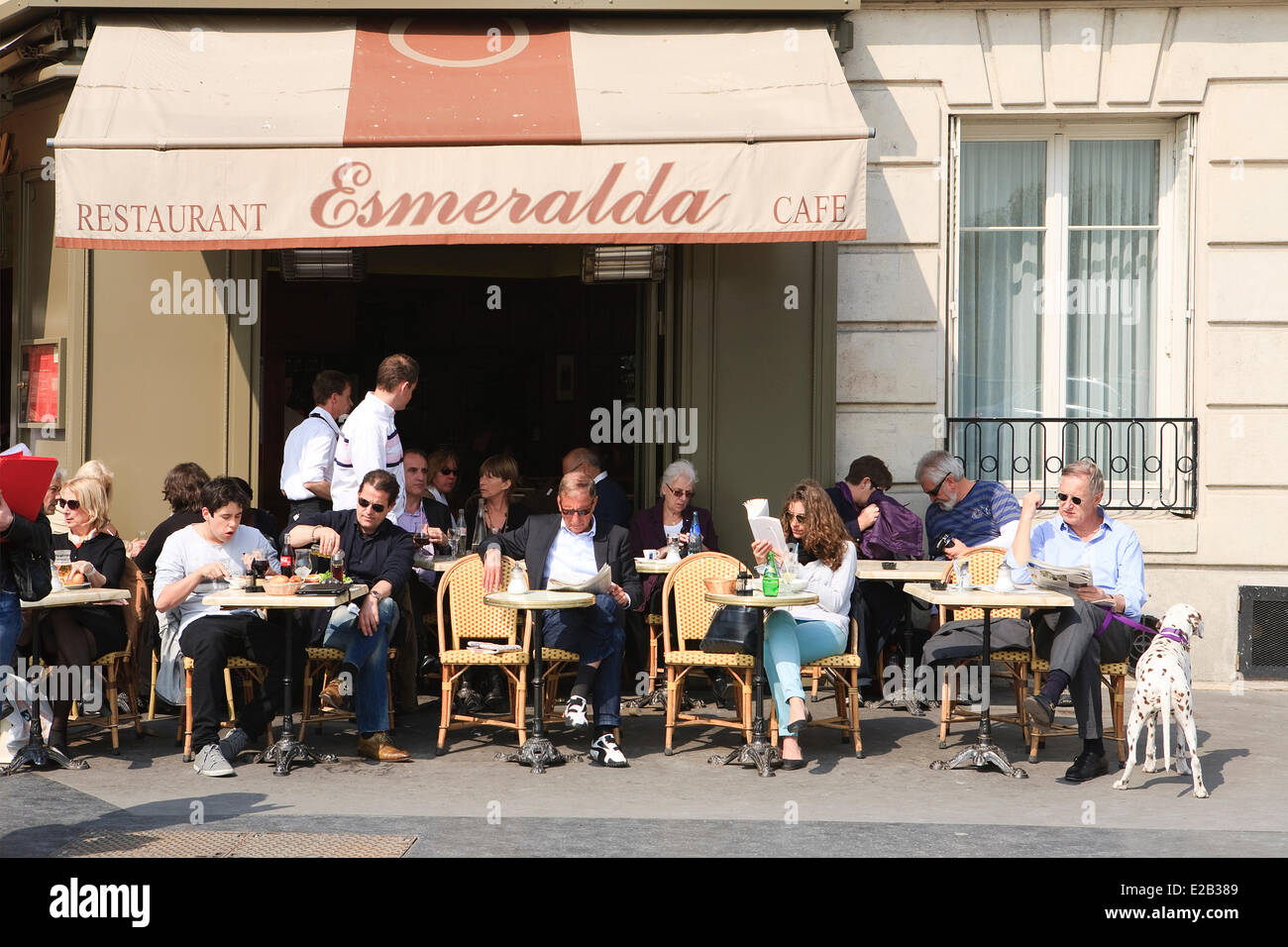 France, Paris, terrasse du café Esmeralda situé sur l'Ile de la Cité à proximité de la cathédrale Notre Dame de Paris Banque D'Images