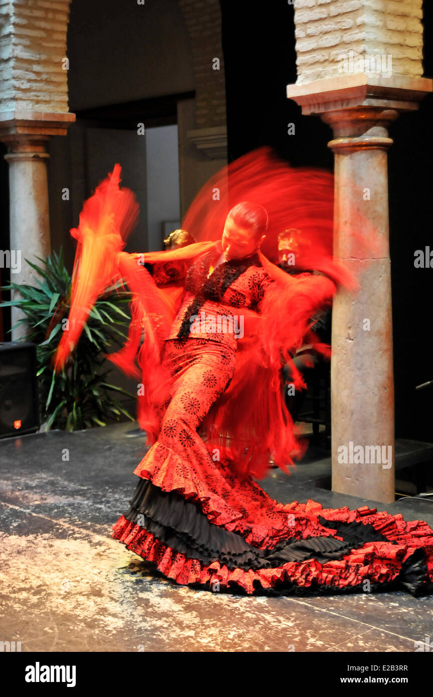 Espagne, Andalousie, Séville, Musée de la danse flamenco, danse femme dans une robe noire et rouge Banque D'Images