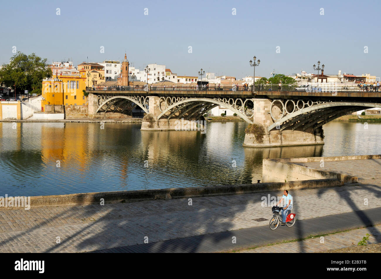 Espagne, Andalousie, pont de Triana, Guadalquivir et pont La Reine Isabelle II, également appelé pont de Triana Banque D'Images