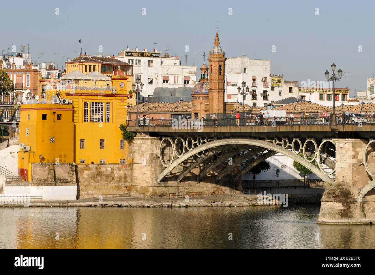 Espagne, Andalousie, pont de Triana, Guadalquivir et pont La Reine Isabelle II, également appelé pont de Triana Banque D'Images