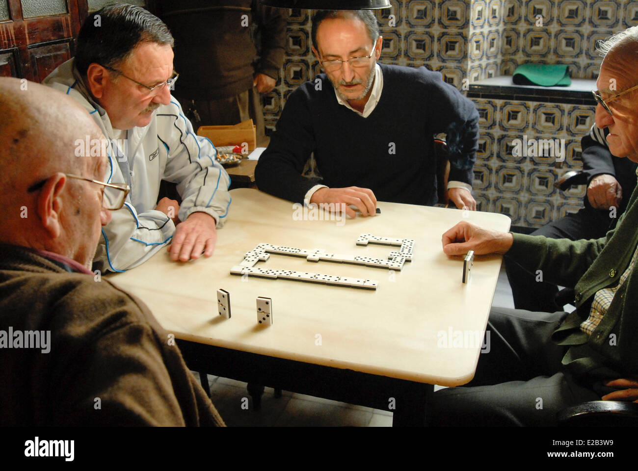Espagne, Andalousie, Costa de la Luz, Tarifa, quatre hommes jouant aux dominos dans l'ancien casino Banque D'Images