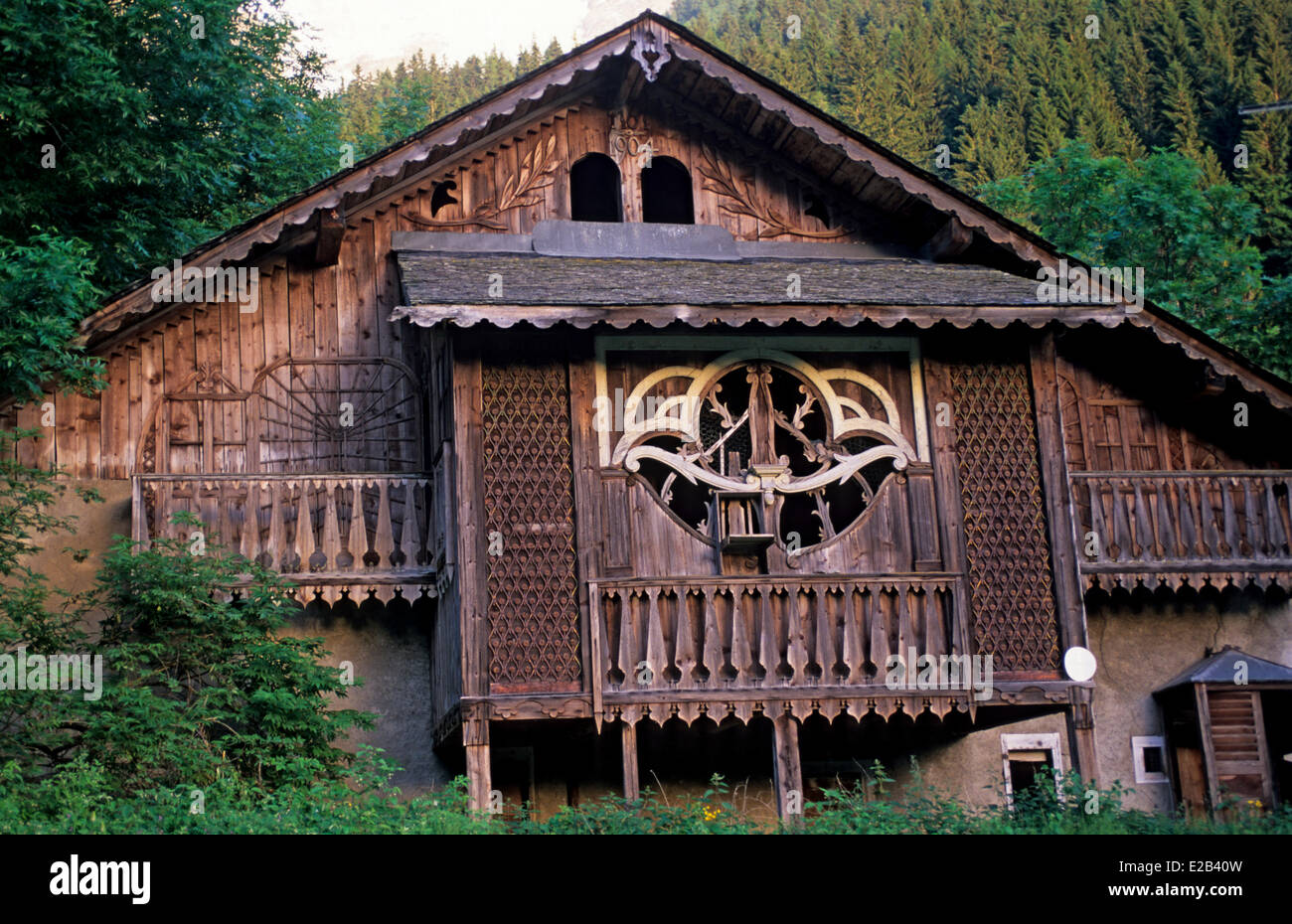France, Haute Savoie, Massif du Mont Blanc, Saint Gervais les Bains, Bionnassay, chalet typique en bois sculpté Banque D'Images