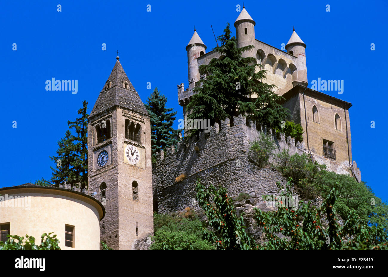 Italie, vallée d'Aoste, Courmayeur, église et château de Saint Pierre, en date du 12e siècle Banque D'Images