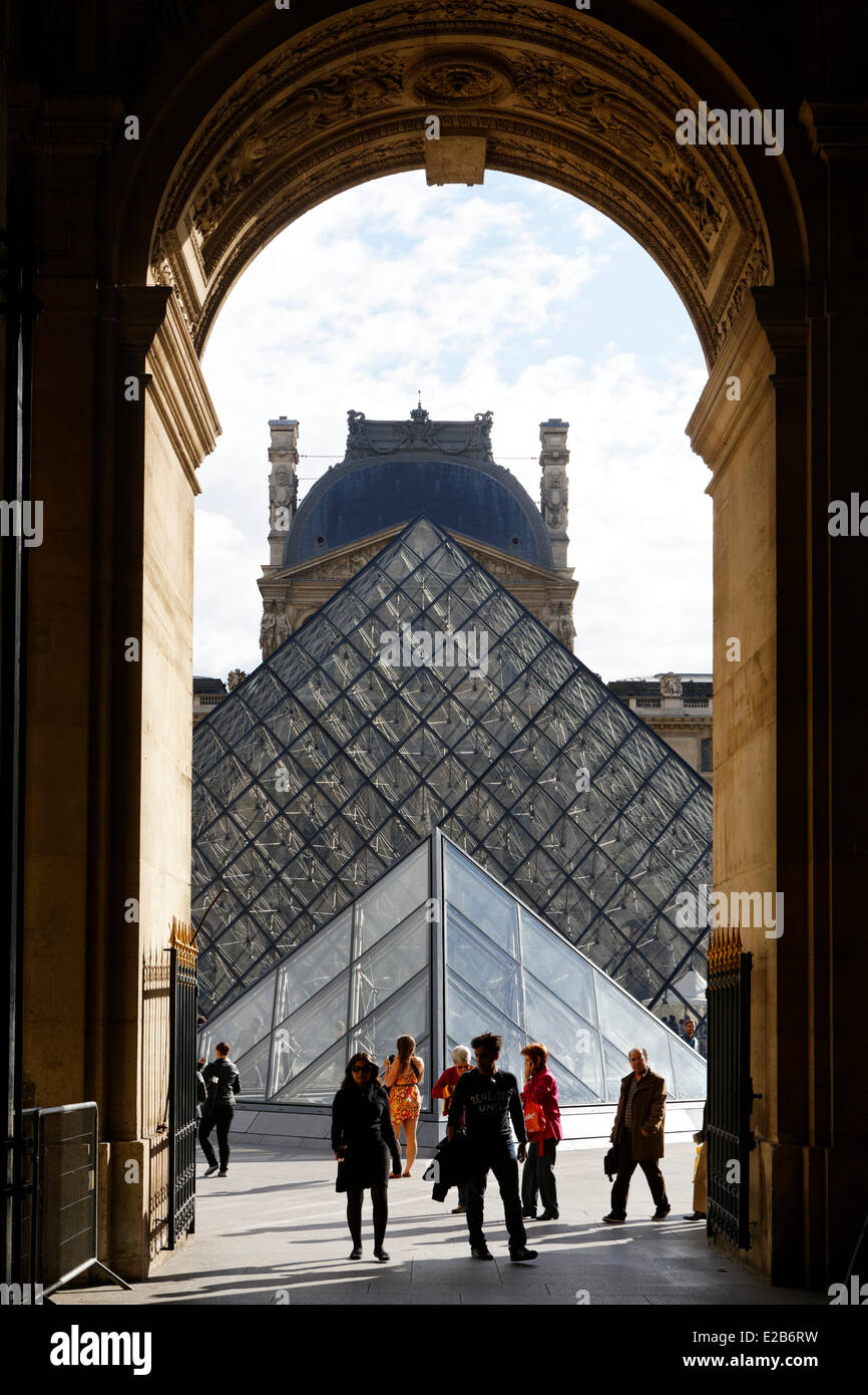 France, Paris, Musée du Louvre et pyramide par l'architecte Ieoh Ming Pei Banque D'Images