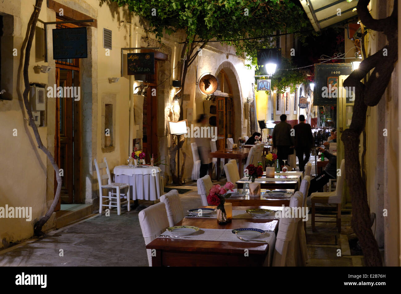 Grèce, Crete, Lassithi, terrasse d'un restaurant dans une ruelle de la vieille ville la nuit Banque D'Images