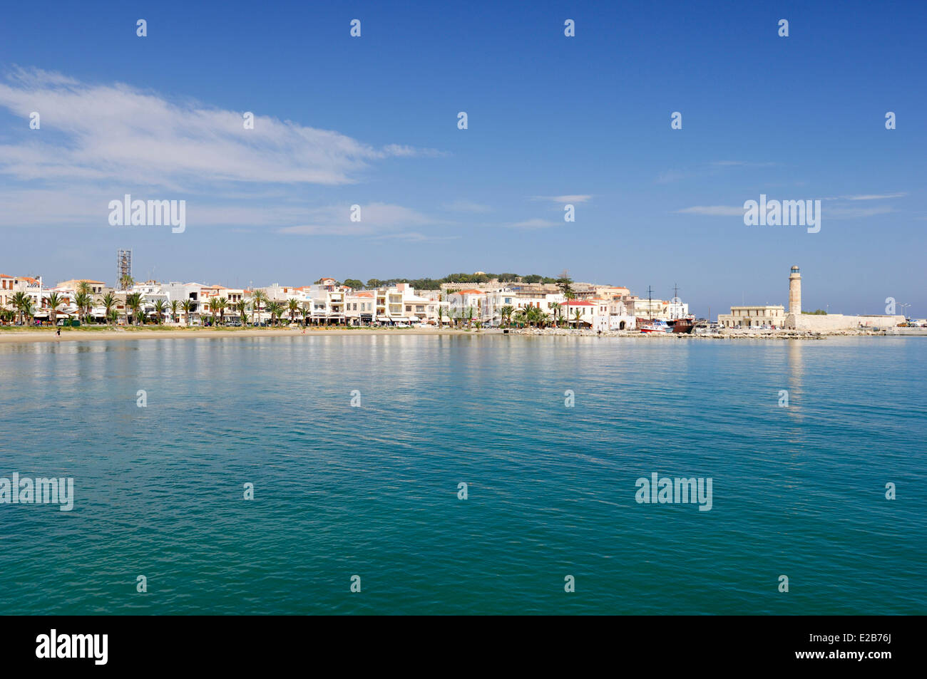 Grèce, Crete, Lassithi, aperçu de la plage avec son port vénitien et le phare Banque D'Images