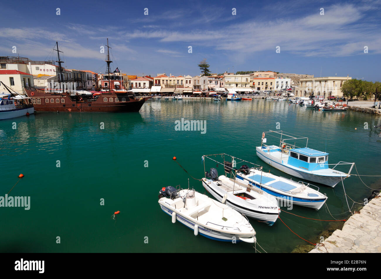 Grèce, Crete, Lassithi, bateaux amarrés dans le port vénitien Banque D'Images