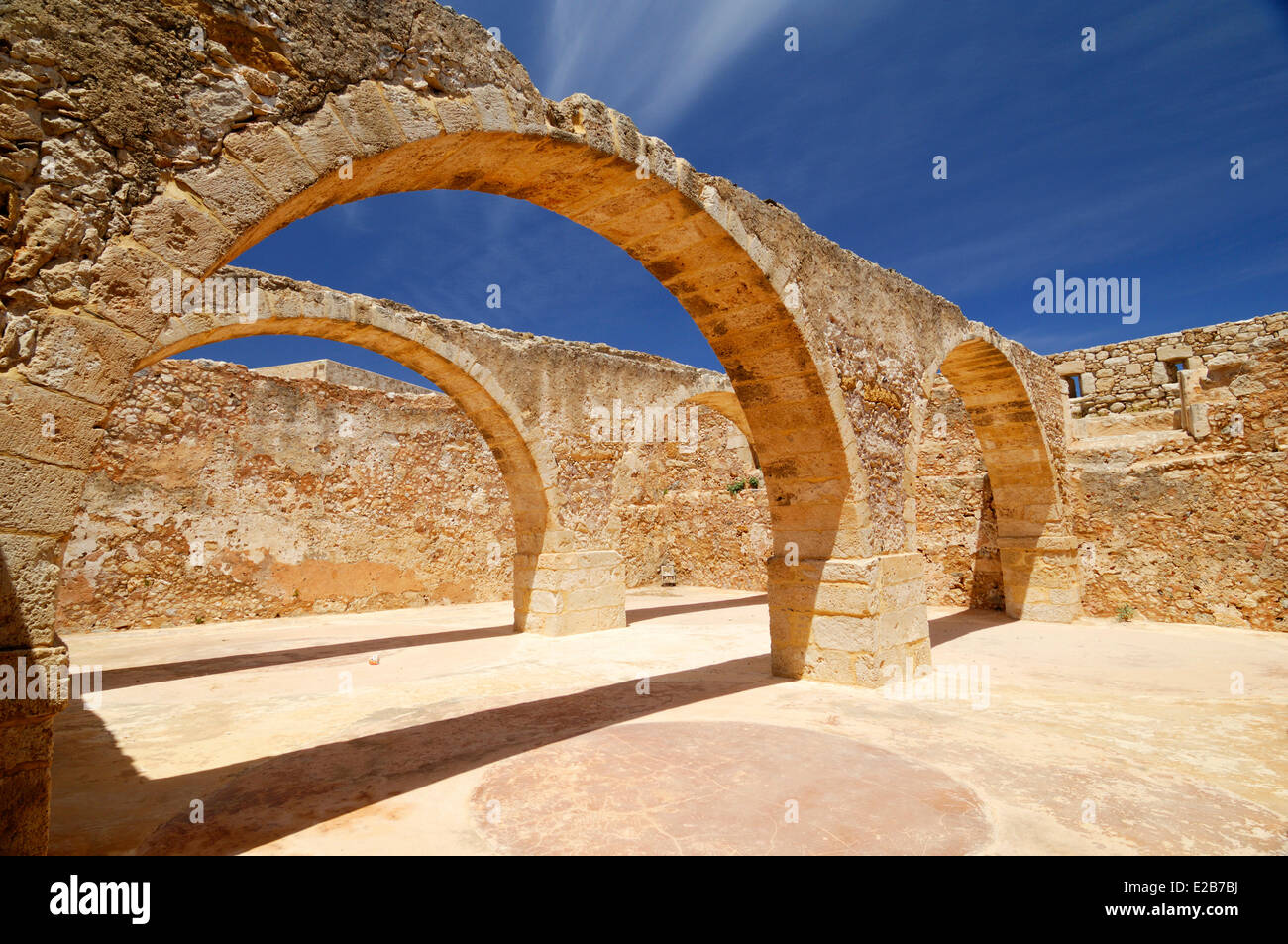Grèce, Crete, Lassithi, forteresse vénitienne (Fortezza), ruines d'Arches Banque D'Images