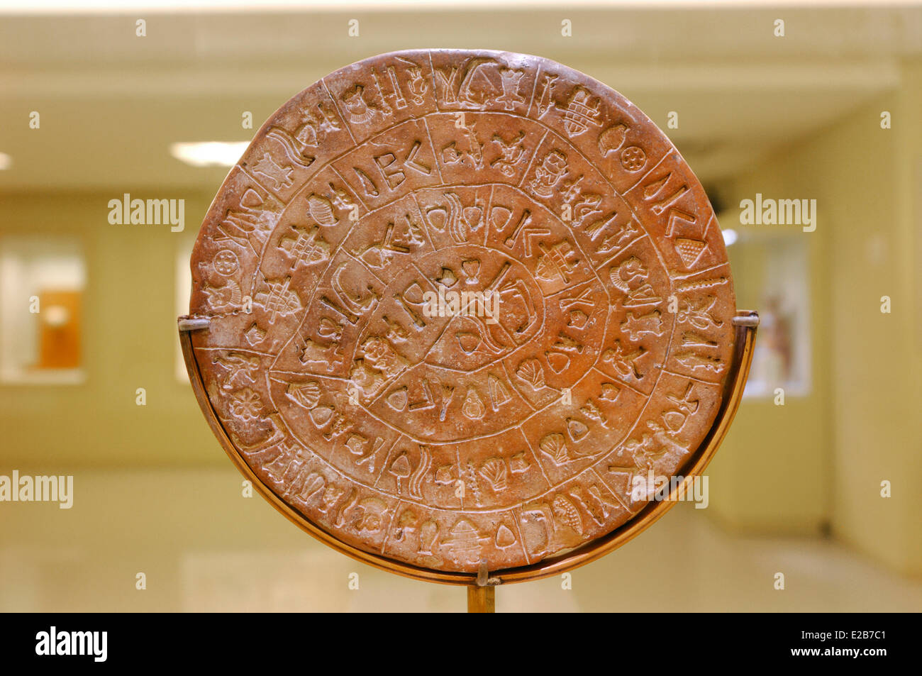 Grèce, Crète, Héraklion, musée archéologique, face B dans le disque de Phaistos en terre cuite datant de 1500 av. Banque D'Images