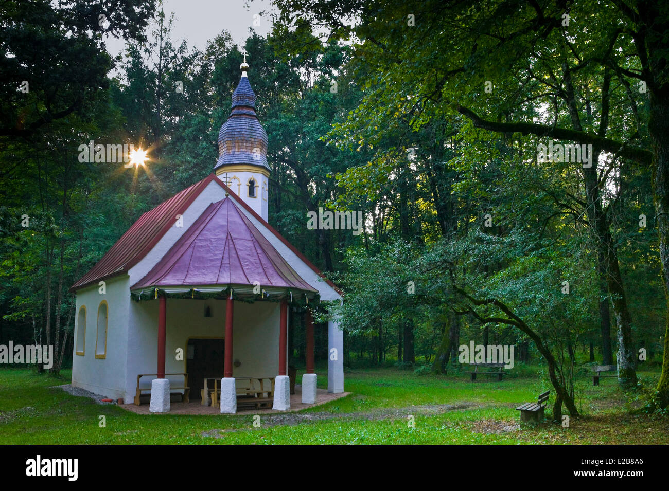 Germany, Bavaria, Munich, une petite chapelle dans la forêt bavaroise Banque D'Images