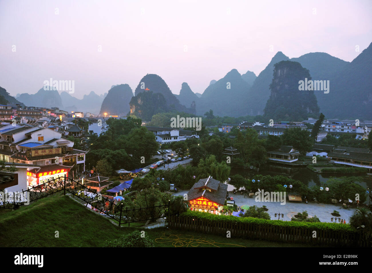 Chine, province du Guangxi, Guilin, Yangshuo, paysage de montagnes karstiques Banque D'Images