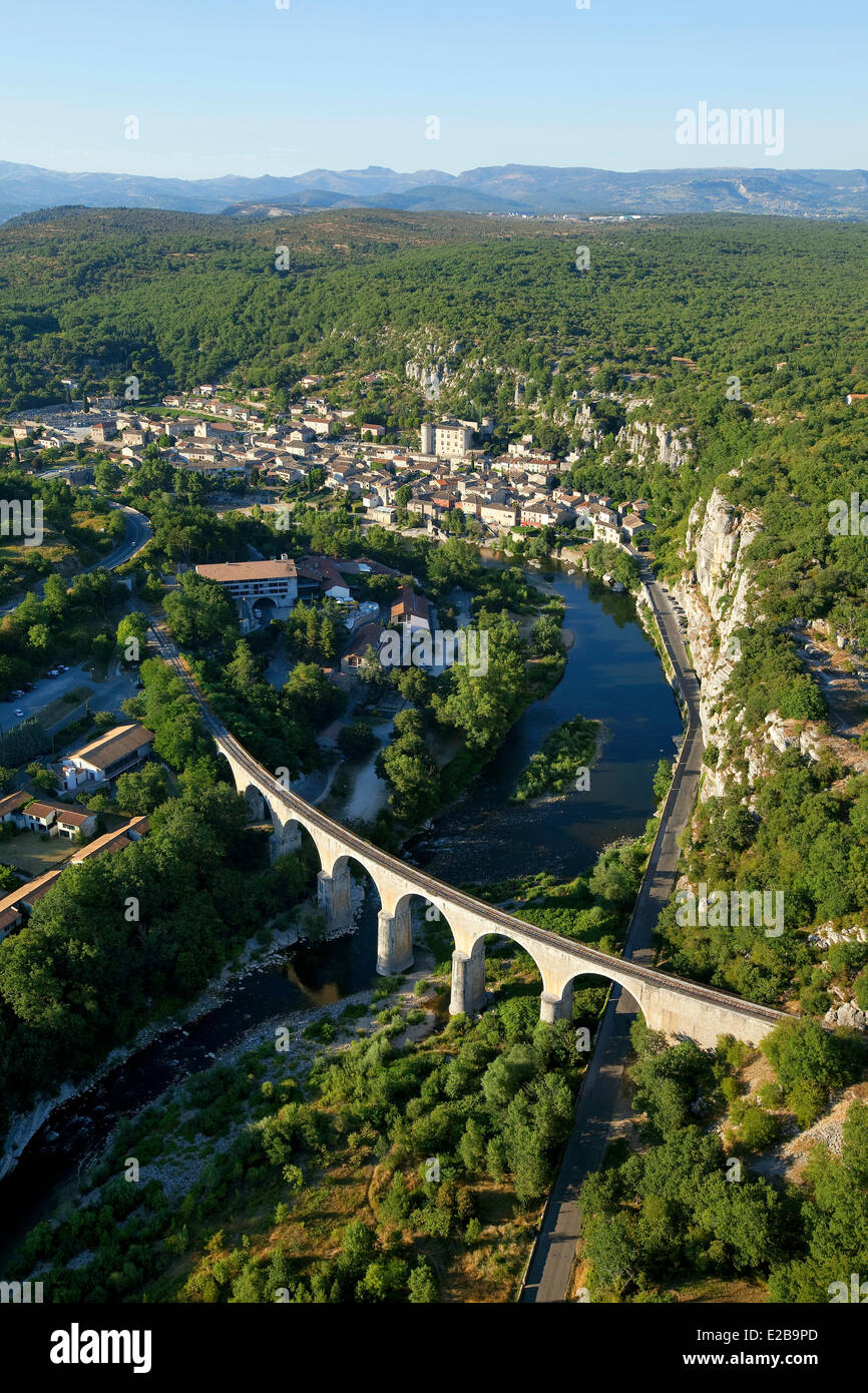 La France, l'Ardèche, Vogue, étiqueté Les Plus Beaux Villages de France, pont au-dessus de la rivière Ardèche (vue aérienne) Banque D'Images