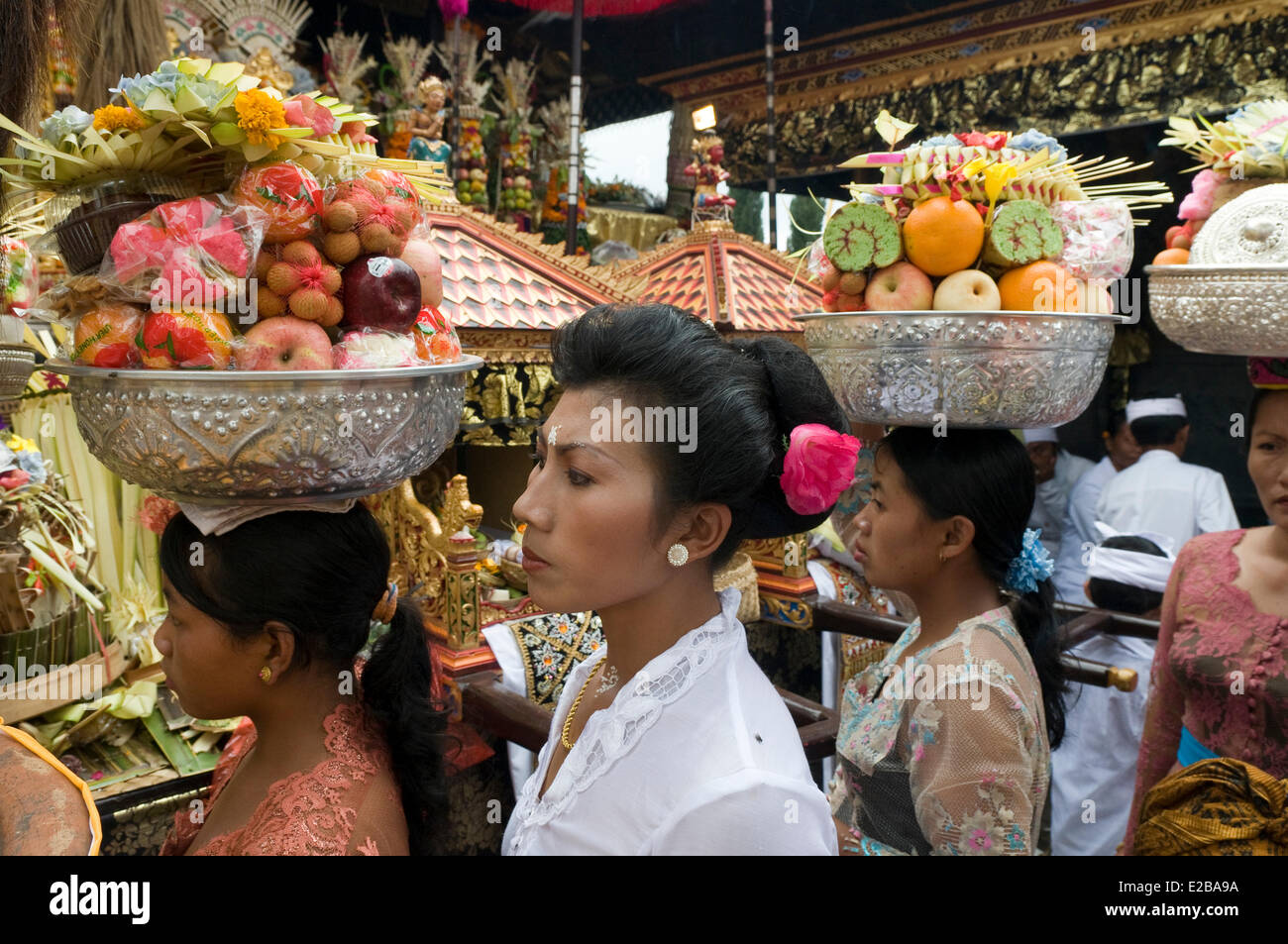 L'INDONÉSIE, Bali, près de Bedugul, temple d'Ulun Danu Batur, cérémonie religieuse annuelle, des femmes portant des offrandes Banque D'Images