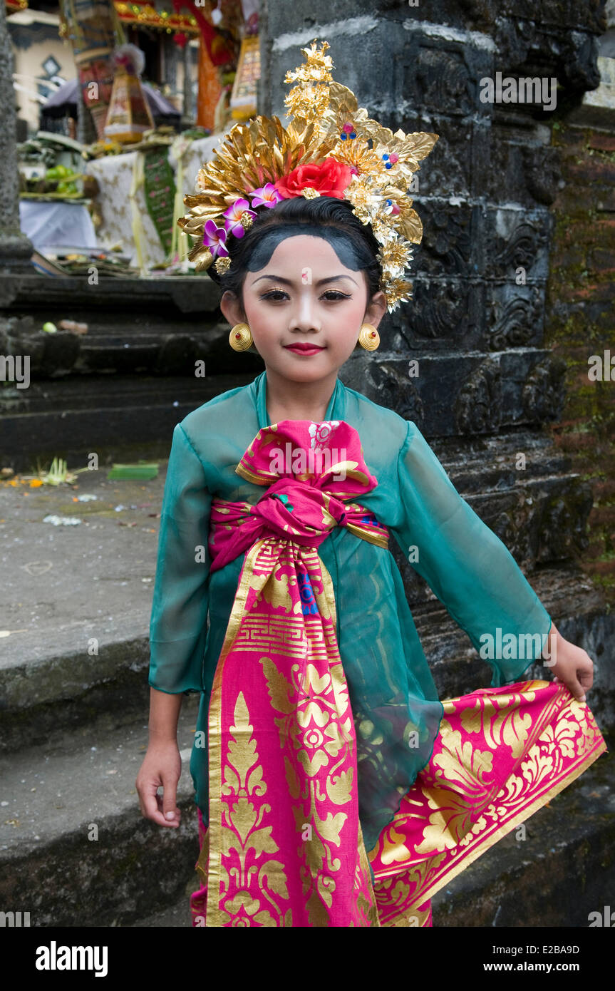L'INDONÉSIE, Bali, Bedugul, jeune fille en costume traditionnel Banque D'Images