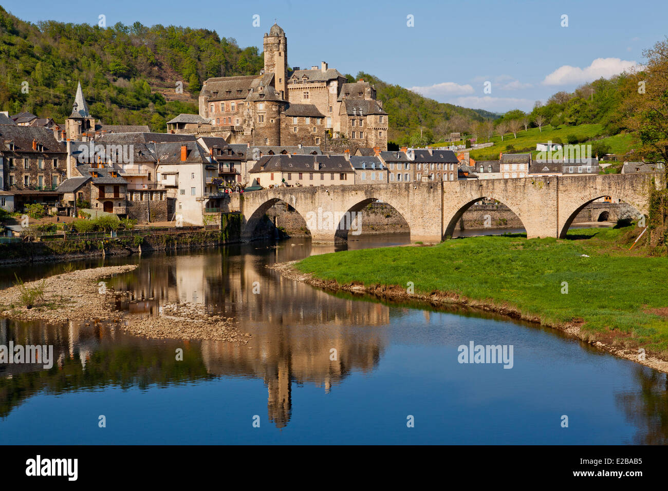 La France, l'Aveyron, Vallée du Lot, Estaing, étiqueté Les Plus Beaux Villages de France (les plus beaux villages de France), un arrêt sur el Camino de Santiago, inscrite au Patrimoine Mondial de l'UNESCO, vue sur le château du 16ème siècle et le pont gothique sur le Lot River Banque D'Images