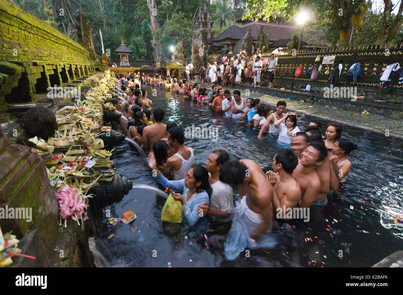 L'INDONÉSIE, Bali, Tampaksiring et temple Tirta Empul bain sacré, de purification de l'eau dans la foule Banque D'Images
