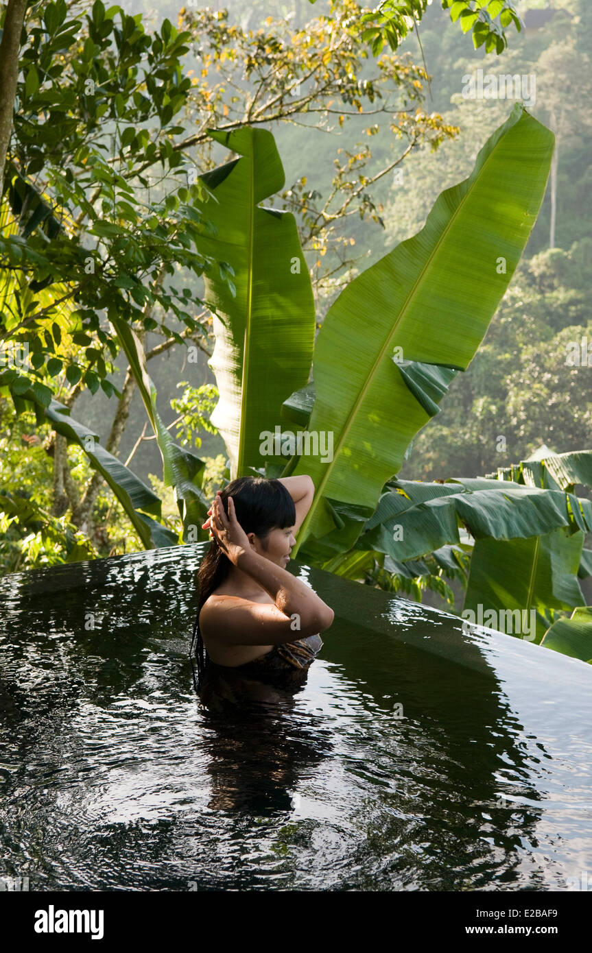L'INDONÉSIE, Bali, Ubud, Buahan Payangan, Ubud Hanging Gardens hotel group Orient-Express, piscine privée villa avec vue sur la jungle, jeune femme seule, Banque D'Images