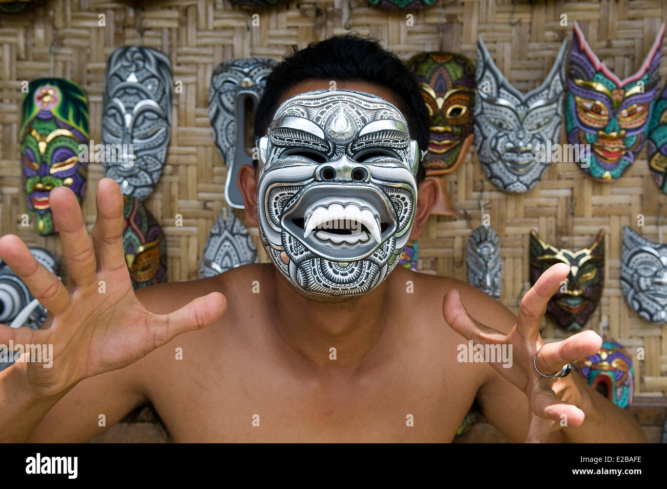 L'INDONÉSIE, Bali, Ubud, Nyoman Arjana peintre portant un masque masque peint Banque D'Images