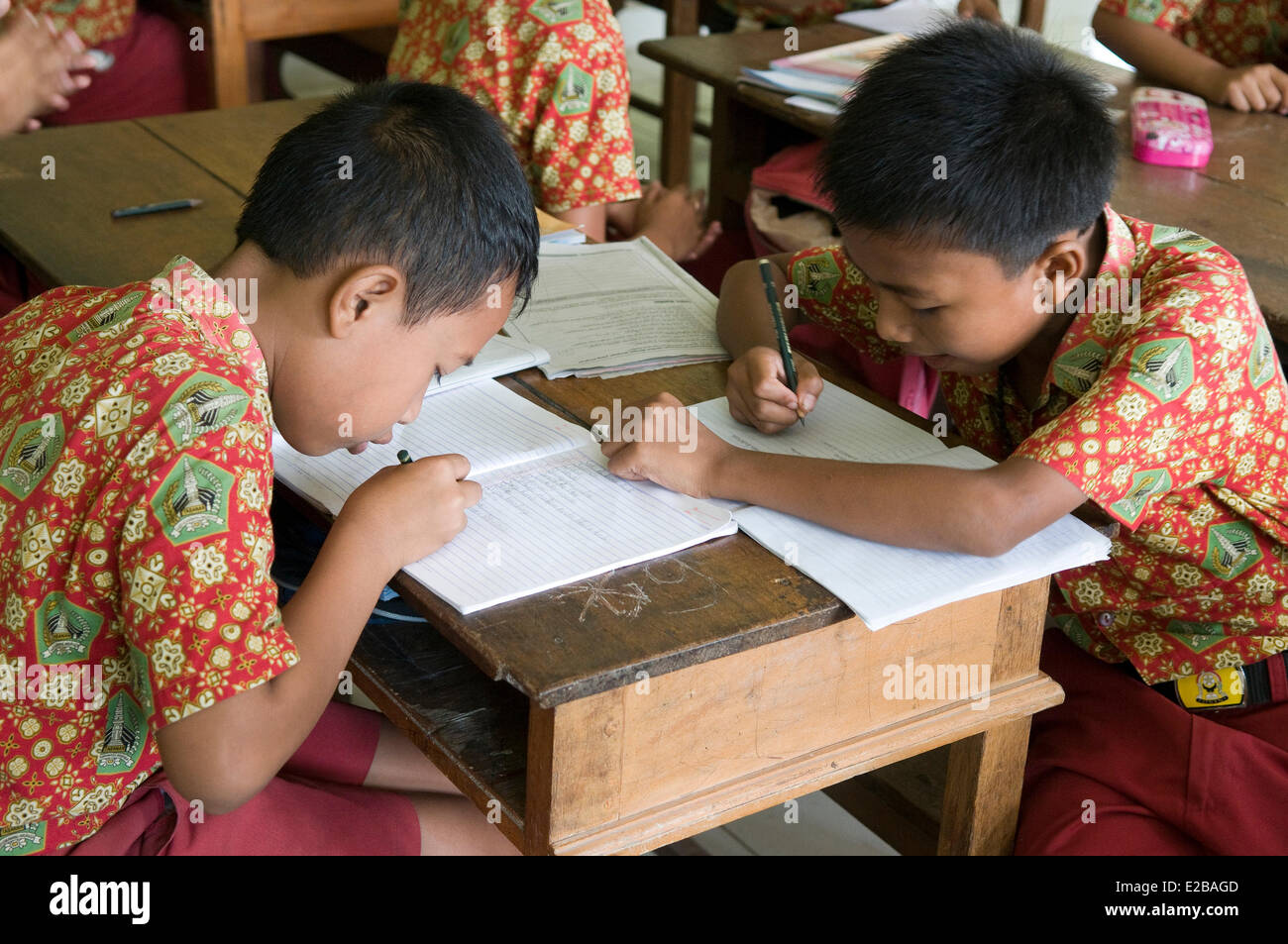 L'INDONÉSIE, Bali, Tabanan, Taman Sari Buwana Tunjuk, village traditionnel, au sein d'une école, les enfants apprennent à lire et à écrire Banque D'Images